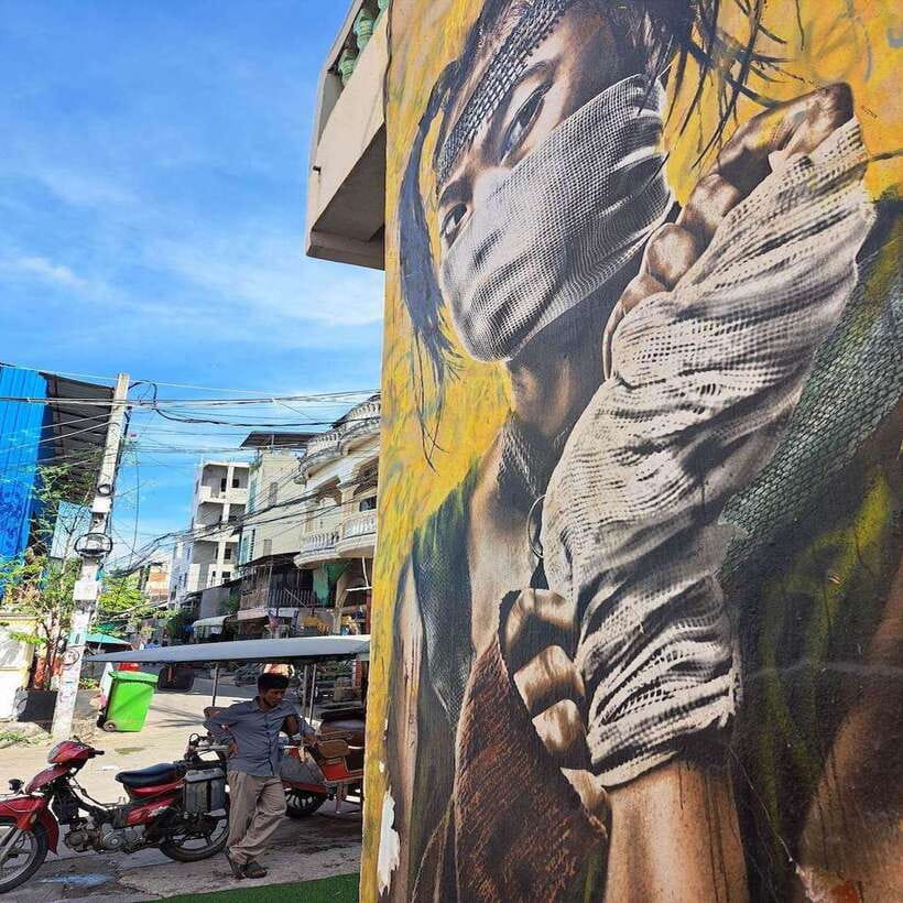 Phnom Penh | Food & Street Art Half Day Tour by Tuk Tuk - Independence Monument Snacks and the Small Surprise Finish
