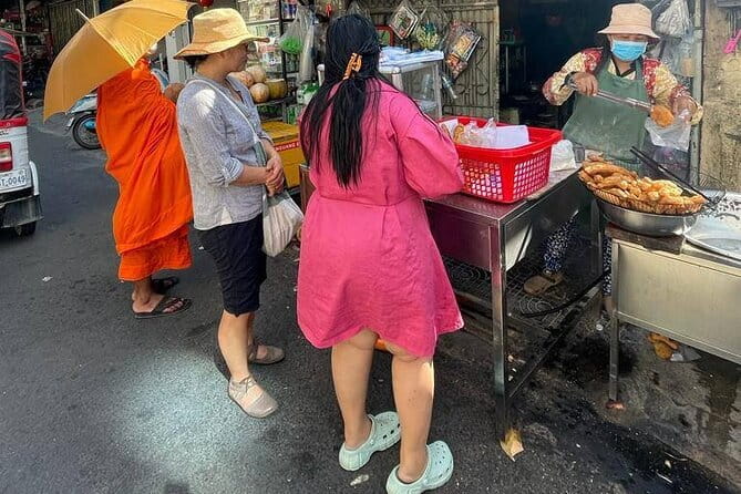 Phnom Penh Morning Breakfast, Market and Art Tour by Tuktuk - Stop 1 and the Phnom Penh Start: City Life Without the Tourist Filter
