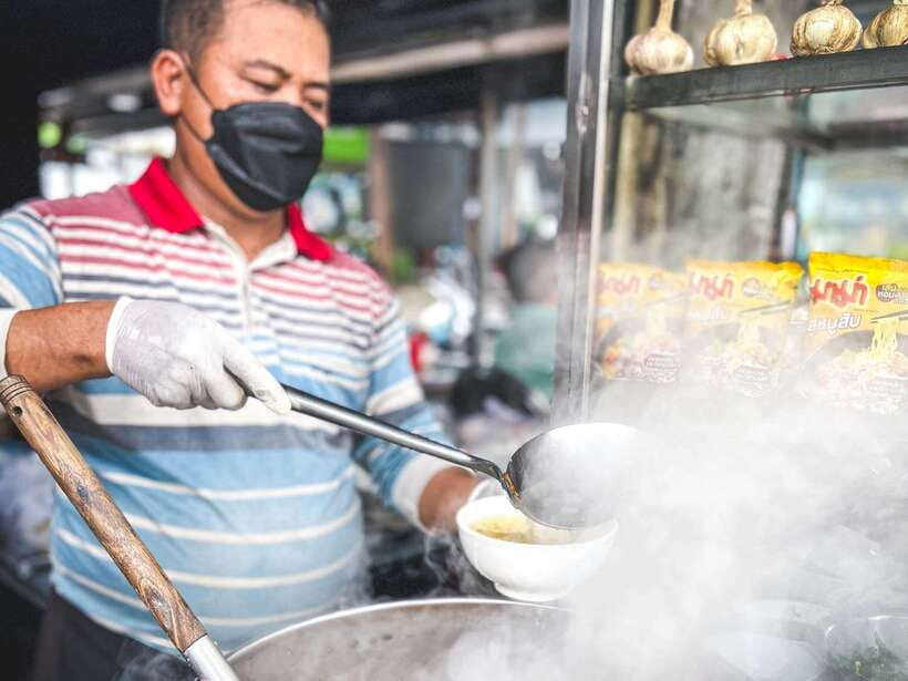 Phnom Penh: Morning Market & Guided Breakfast Tour by Tuktuk - Meeting point and the tuktuk start from your hotel