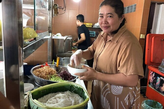 Phnom Penh Night City Highlights & Local Food tour by Tuktuk - Key Highlights You’ll Actually Care About
