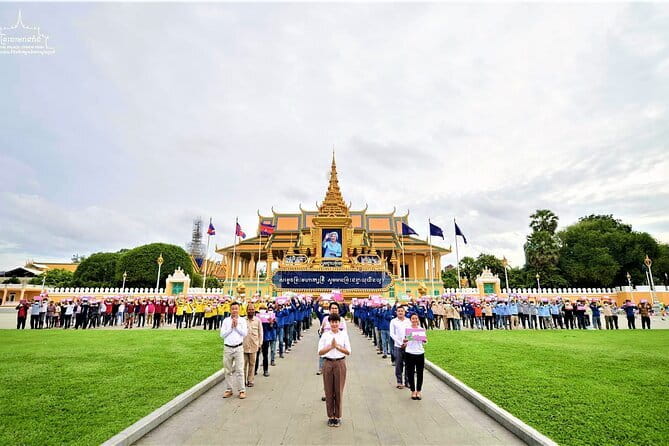 Phnom Penh Night City Highlights & Local Food tour by Tuktuk - Independence Monument After Dark: Quick Photos, Clear Context