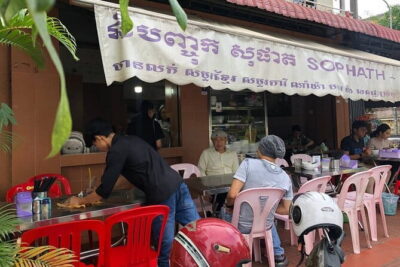 Phnom Penh Night City Highlights & Local Food tour by Tuktuk - Royal Palace at Night: Golden Spires and a Calm First Stop