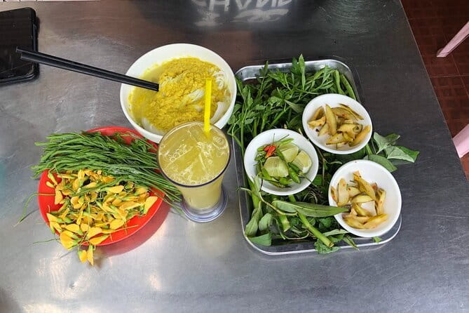 Phnom Penh Night City Highlights & Local Food tour by Tuktuk - Russian Market Desserts: Sticky Rice, Jackfruit, and Coconut Milk