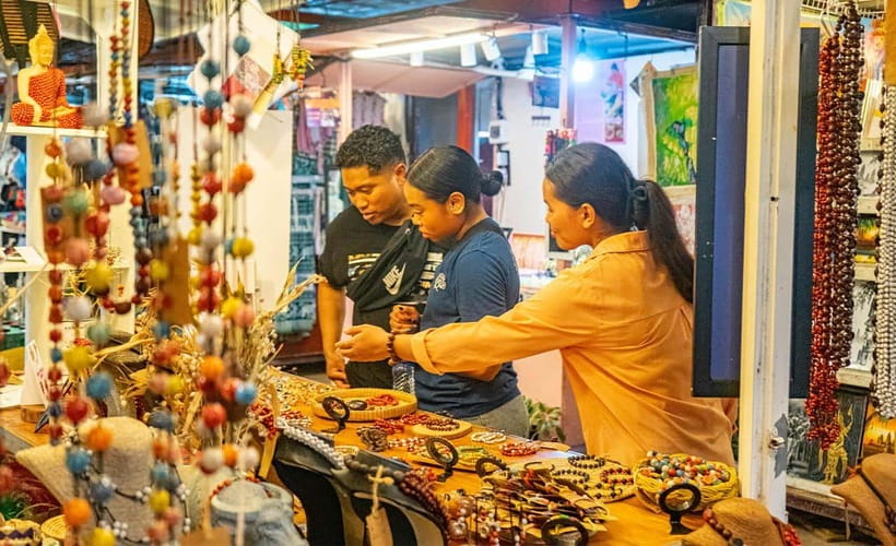 Phnom Penh: Night Foodie Tour by Tuk Tuk with Drinks - Royal Palace and Independence Monument: Short Photo Stops, Big Vibes