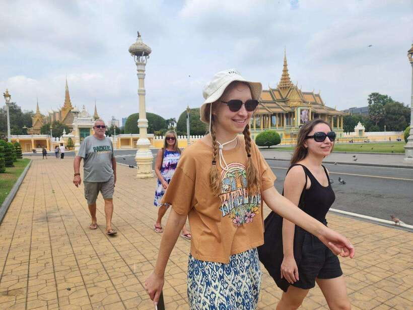 Phnom Penh: Private Tuk-Tuk Tour with English-Speaking - Independence Monument and the shift toward modern memory
