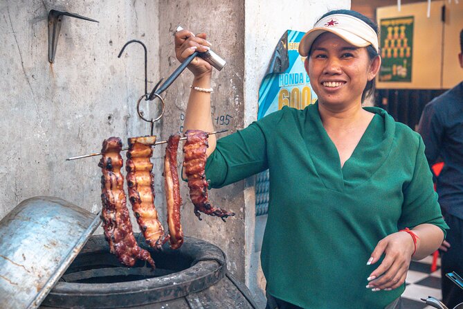 Phnom Penh’s Culinary Underground: Local Food Tour by Tuk-tuk - Stop 1 in Phnom Penh: a quick cultural ramp-up