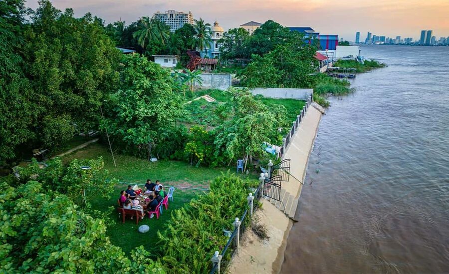 Phnom Penh: Silk Island Sunset by Tuk Tuk with food & drinks - Sunset at the Mekong: canapés, cold drinks, and the payoff view