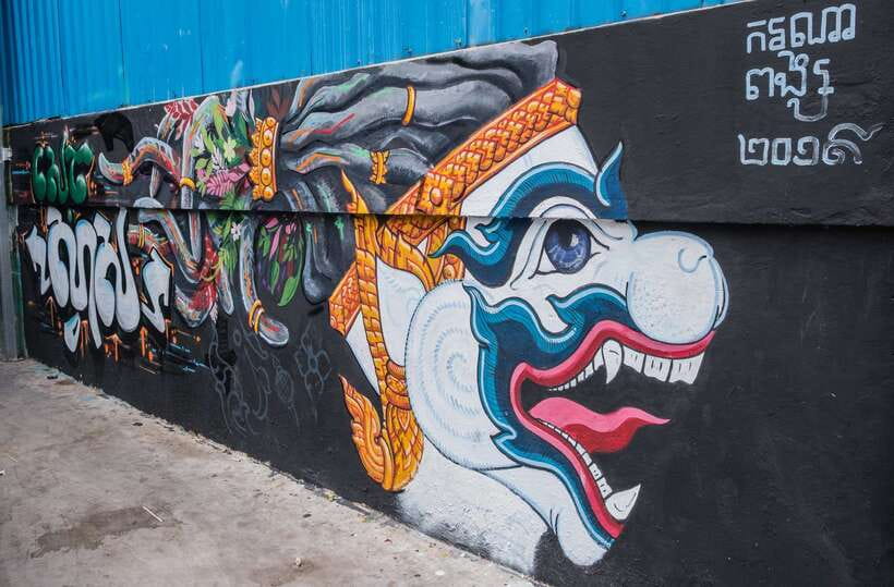 Phnom Penh: Street Art & Food Tour by Tuk-Tuk - Wat Botum Park Lunch: A Khmer Reset Between Photo Stops