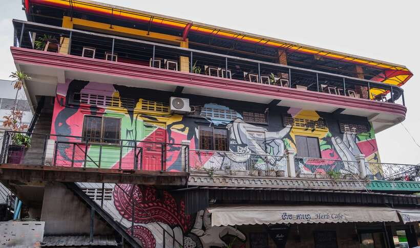 Phnom Penh: Street Art & Food Tour by Tuk-Tuk - Banh Chaev Stop: Rice Milk and Turmeric Crepes