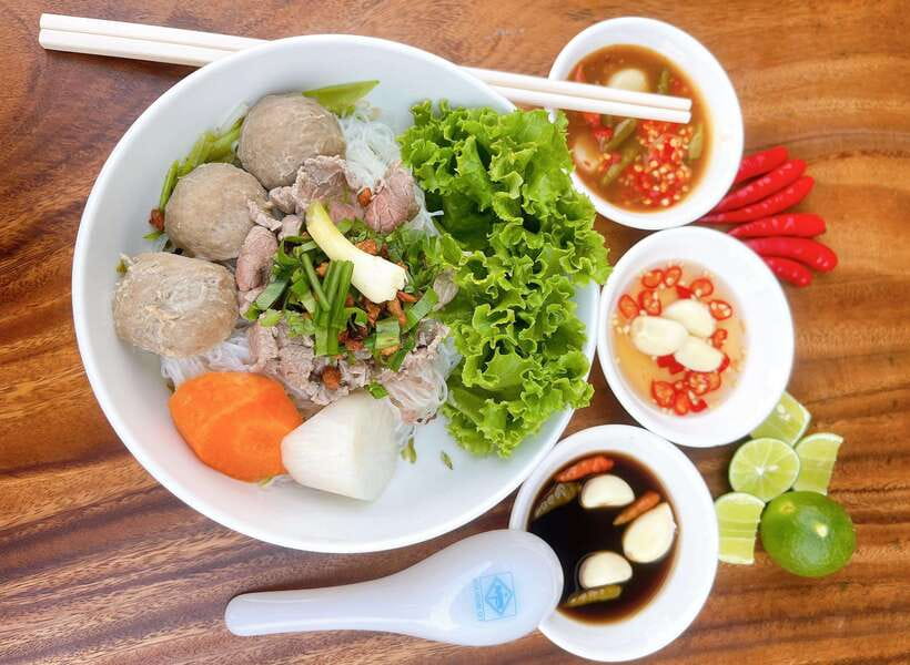 Phnom Penh: Street Art & Food Tour by Tuk-Tuk - Boeng Keng Kang Market: Start with Noodles, Pork Rice, and Coffee