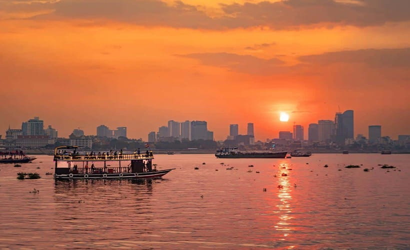 Phnom Penh: Walking Tour, Food Tour & Sunset Cruise - Street food tasting: what to look for (and how to eat without stress)