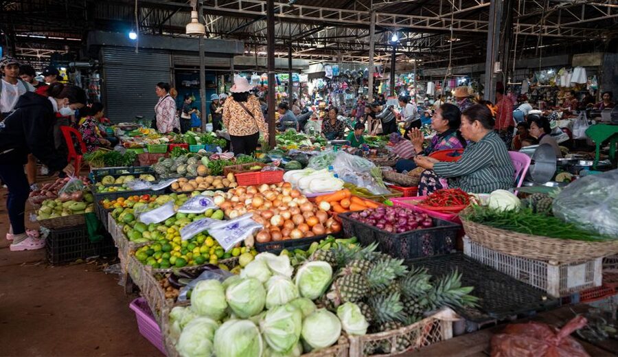 Phnom Penh: Walking Tour, Food Tour & Sunset Cruise - Wat Ounalom Monastery: a key Buddhist site with time to look closely