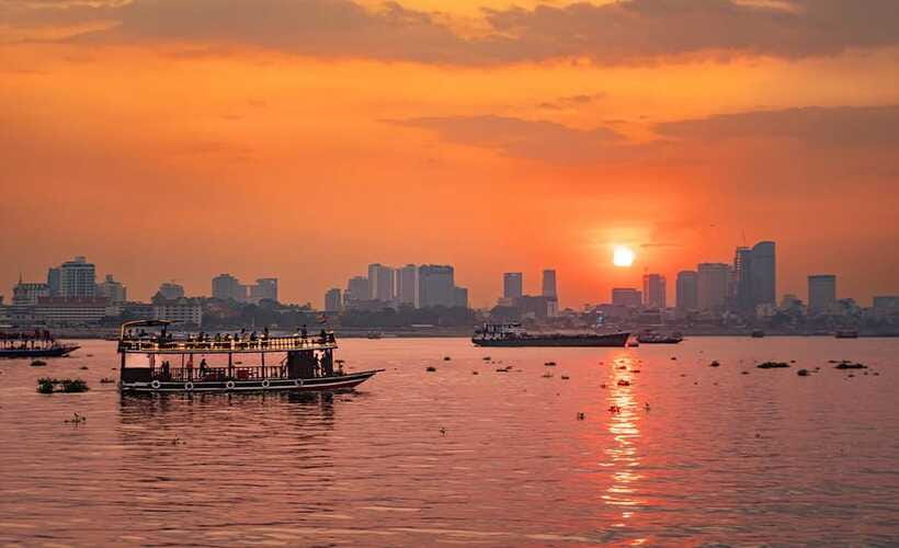 Phnom Penh: Walking Tour, Food Tour & Sunset Cruise - Wat Phnom and the Night Market: finish on land, then float