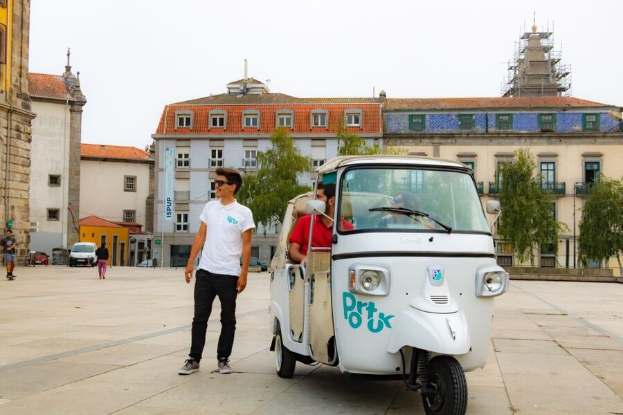 Porto: Private Tuk-Tuk Tour with Short Walks and Wine - Where the tour starts: Café Batalha and the quick orientation factor
