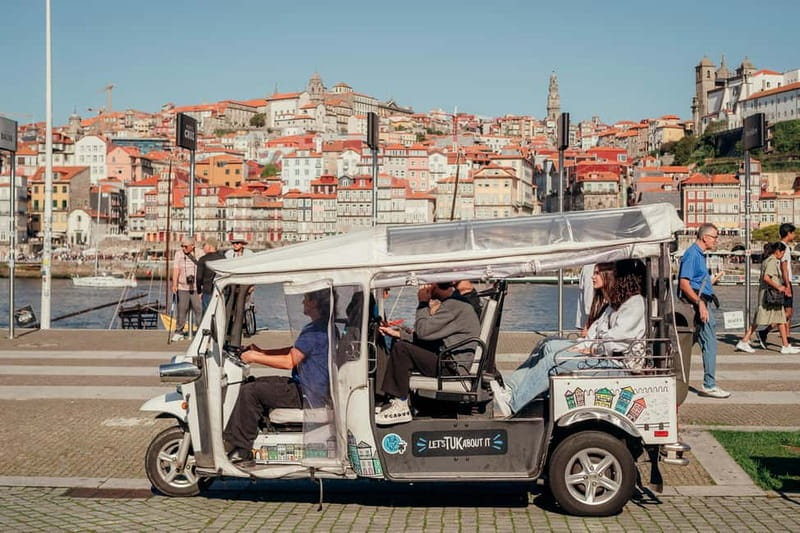 Porto Tuk Tuk Tour: Clérigos, Scenic & Viewpoints - 1H to 4H - Batalha Square: a quick landmark moment that helps the route click
