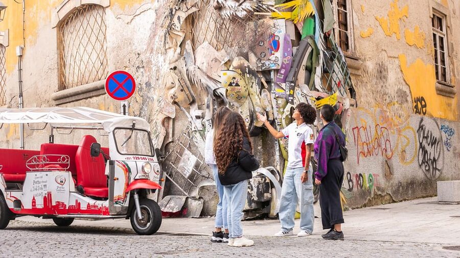 Porto: Tuk tuk Tours with Port Wine Tasting - Meeting at Sé do Porto: where the ride starts