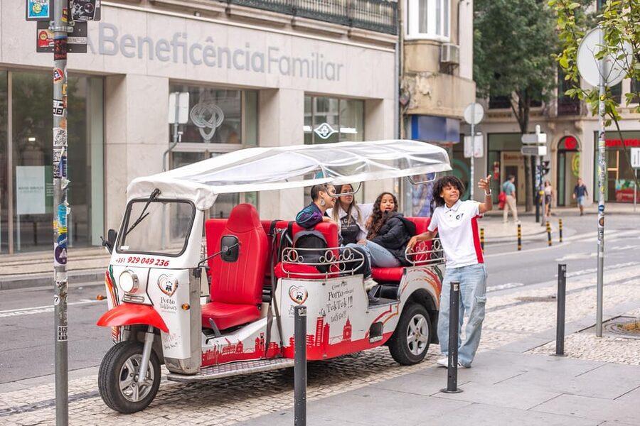 Porto: Tuk tuk Tours with Port Wine Tasting - Foz or Matosinhos beaches: where the tour cools down