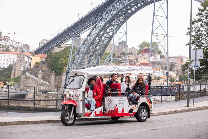Porto: Tuk tuk vip guided tour - 1.30h - The Jewish quarter and squares: context you can feel