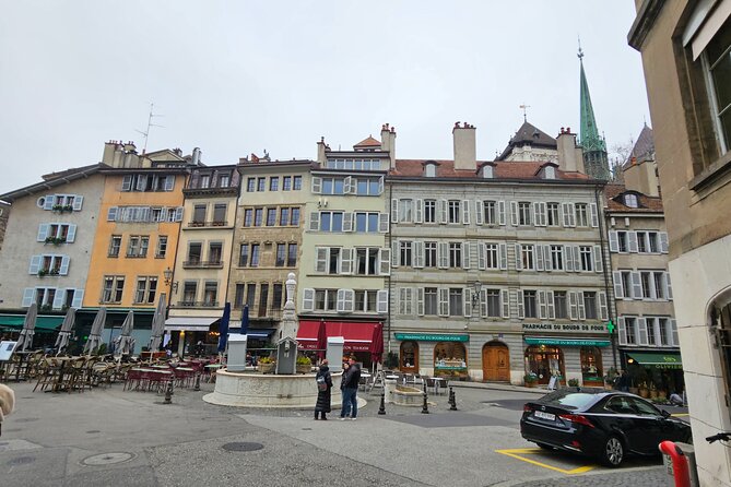 Private Chocolate Tour in Geneva by Tuk Tuk - A white Tuk Tuk start in Place du Rhône