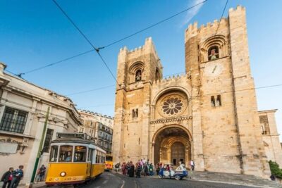 Private Eco Tuk Tuk Tour of Lisbon's Center Essential Landmarks - Miradouro Das Portas do Sol: Alfama views without the exhausting climb