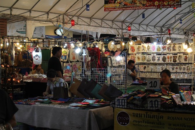 Private Evening! Crisscross Chiang Mai's Night by the classic Tuk Tuk - Warorot Market (Kad Luang): local shopping before the Night Bazaar