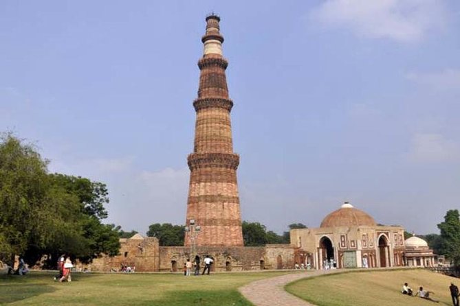 Private Full-Day Tour visit Old and New Delhi with Rickshaw Ride - Private pickup, timing, and the reality of Delhi traffic