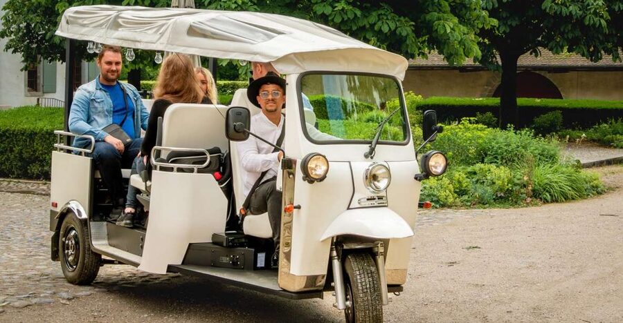 Private Highlights Top Places Tour Electric TukTuk 1h15 - Jet d’Eau and the lake: your Geneva photo moment