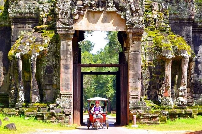 Private must-visit Temples Tour with Guide & Tuk Tuk - Crowd-smart tuk-tuk days: what makes this route work
