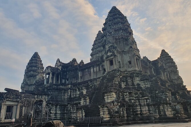Private must-visit Temples Tour with Guide & Tuk Tuk - Pickup timing and how private transport changes your day