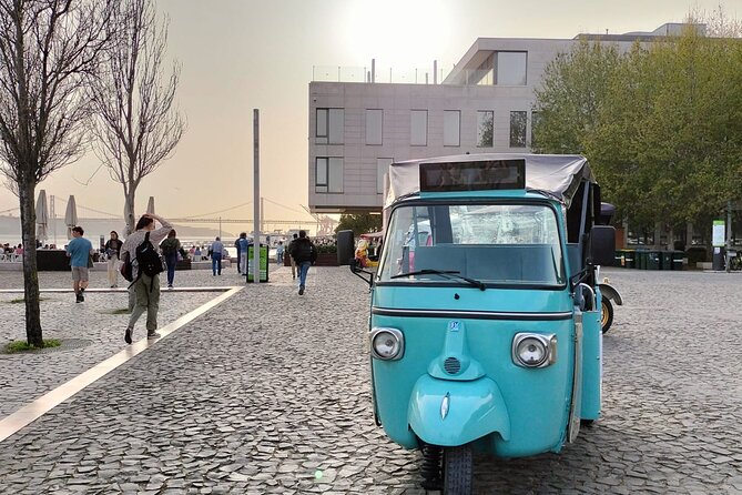 Private Tuk Tuk Tour 1h30 to Lisbon - Stop 1: Sé Cathedral Exterior Stories (Paid Entry If You Want In)