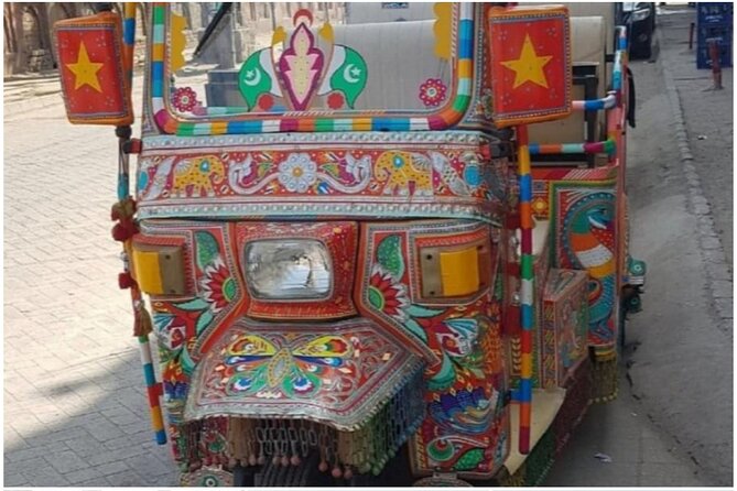 Rangeela Rickshaw Walled City Lahore Guided Tour - Badshahi Mosque and the Quran Gallery Detail
