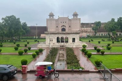 Rangeela Rickshaw Walled City Lahore Guided Tour - Lahore Fort: Mirror Palace and Mughal Splendor in Burnt Bricks