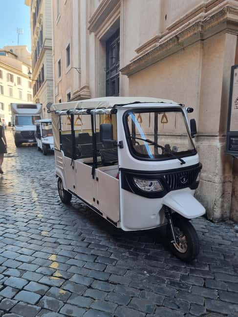 Rome: Electric Tuk-Tuk photo experience with driver - Piazza Venezia: A Viewpoint Stop That Helps You Understand the City
