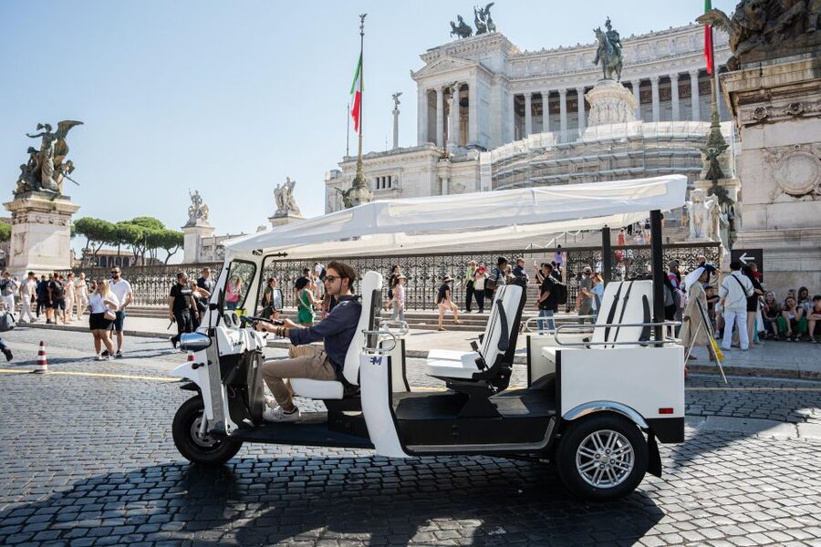 Rome: Private Tuk Tuk Tour with Hotel Pickup and Prosecco - Giardino degli Aranci and the Pyramid of Cestius