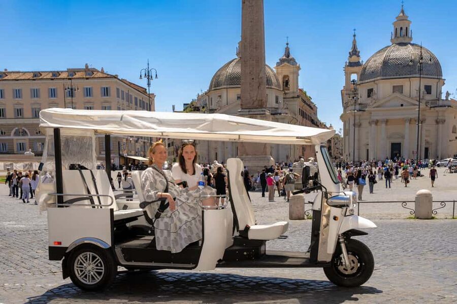Rome: Tuk-Tuk Guided Tour in Rome City Center - Colosseum Photo Stop: The First Big Moment