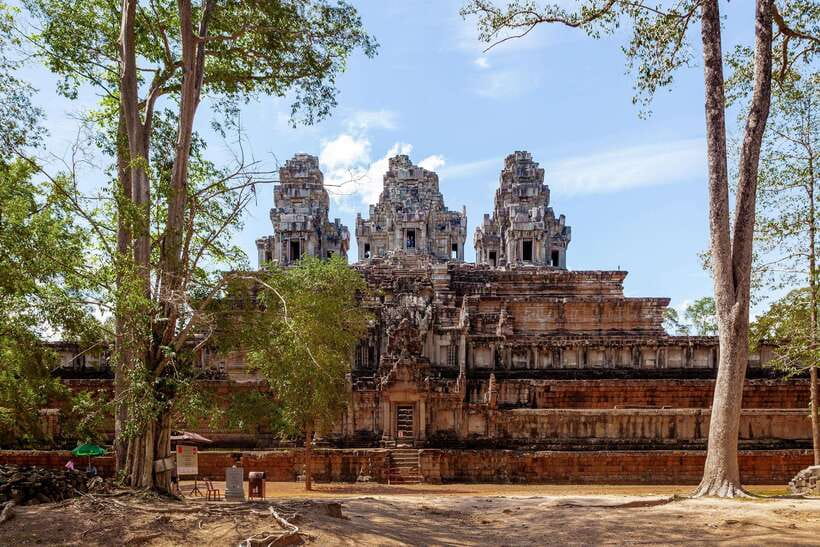 Siem Reap: Angkor Wat Tour Explore The Most Iconic Temples - Inside Angkor Wat: from carvings to galleries to the central sanctuary