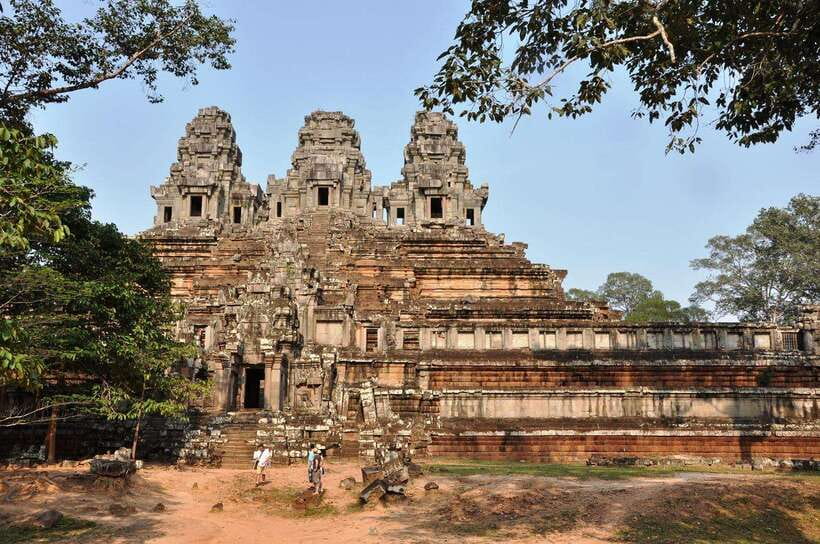 Siem Reap: Angkor Wat Tour Explore The Most Iconic Temples - Tonle Om Gate: the south gate photo moment before you head back