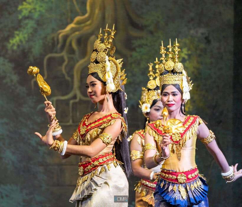 Siem Reap: Apsara Dance Show with Buffet Dinner & Tuk-Tuk... - The Khmer buffet dinner: eating before the lights dim