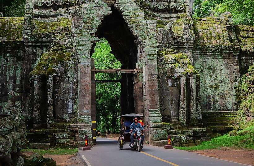 Siem Reap : Private Tuk-Tuk Tour of the Magnificent Temples. - Angkor Wat First: Big Scale and Lotus-Like Detail