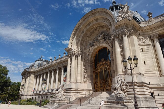 Sightseeing tour of most iconic parisian monuments (rickshaw) - Stop 1: Eiffel Tower and the photo souvenir moment