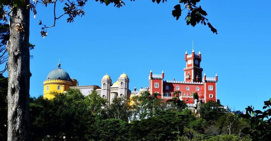 Sintra:1 hour tuk tuk experience to Pena Palace(3 monuments) - Key Things You’ll Notice on This Sintra Tuktuk Tour