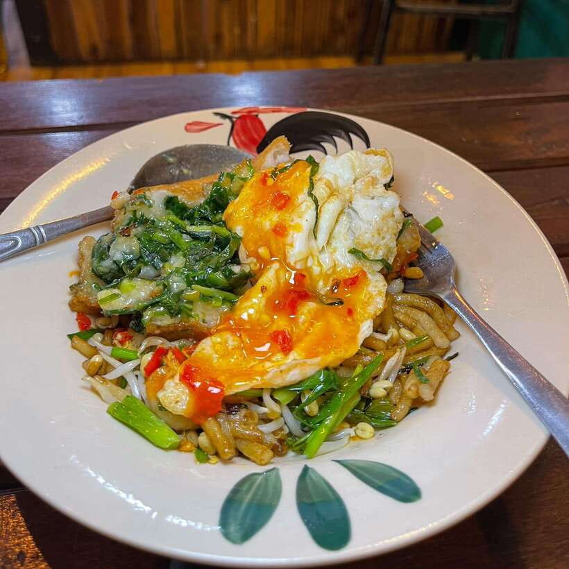Street Food Tour and Phare Circus with Tuk-Tuk Transfers - Stop 3: Num Banh Chok (Phum Num Banh Chok) in green curry soup