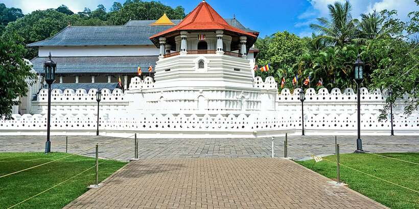 Three Temples Loop In Kandy Day Tour By Tuk Tuk - Gadaladeniya Temple and Lankathilaka Temple: two temples, two ways to look