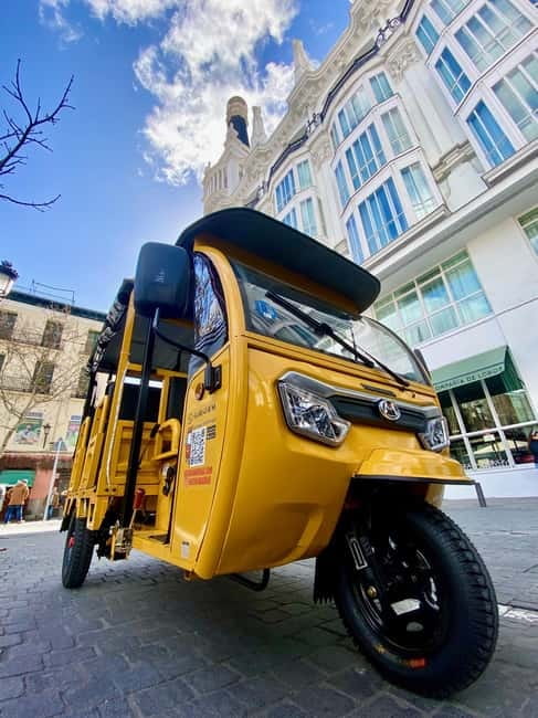 Tour en Tuk Tuk por lo mejor de Madrid - Santa Ana to Retiro: politics, art streets, and an easy way to orient yourself