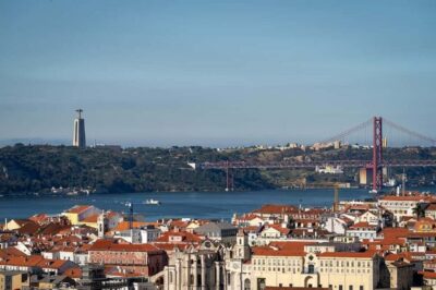 Tour in Lisbon: Poets Tour by TukTuk CTuk. - Entering at Hard Rock Café: the perfect starting anchor