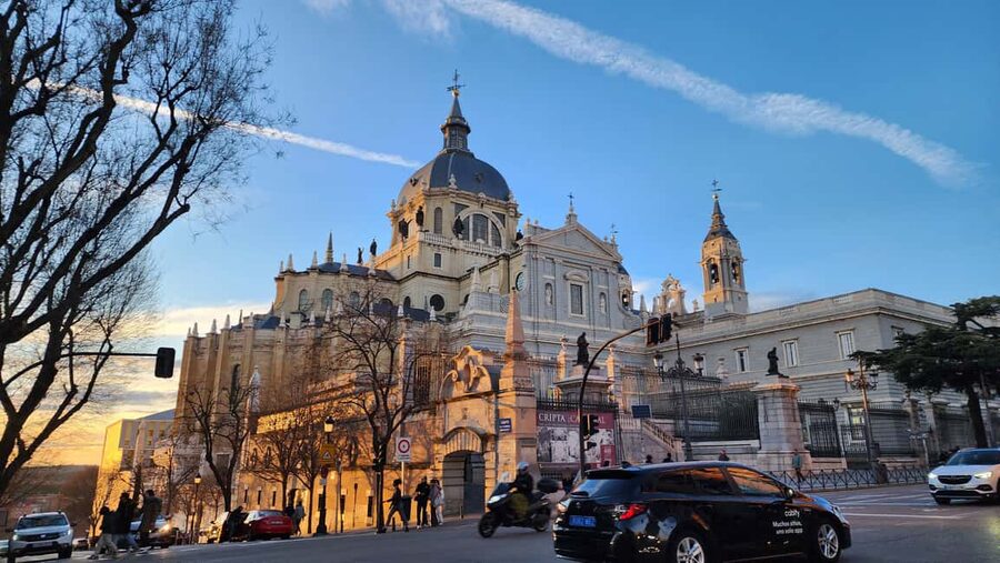 Tour Madrid: Secrets in a Electric Tuk Tuk - Retiro Park: your calm break in the middle of the city