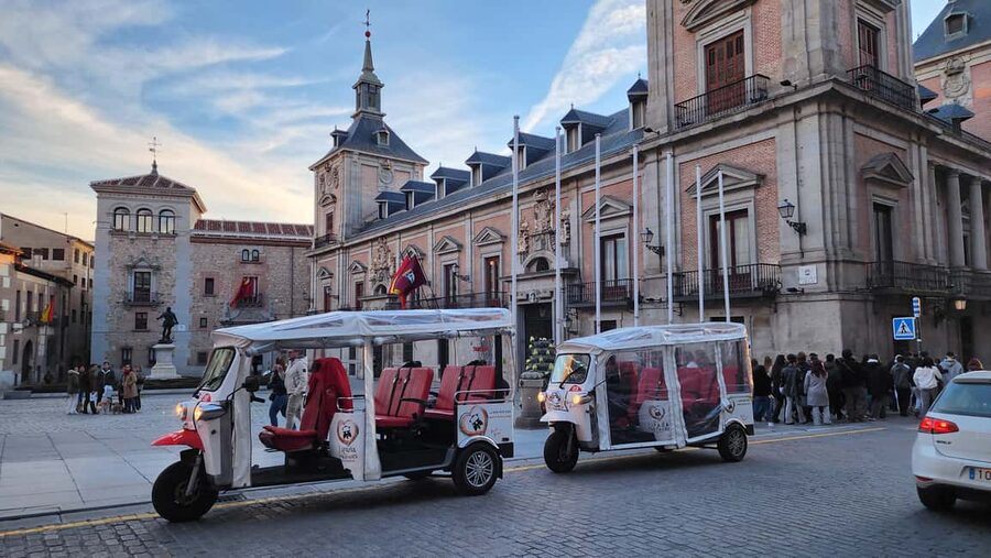 Tour Madrid: Secrets in a Electric Tuk Tuk - Practical tips so your photos and comfort don’t get wrecked