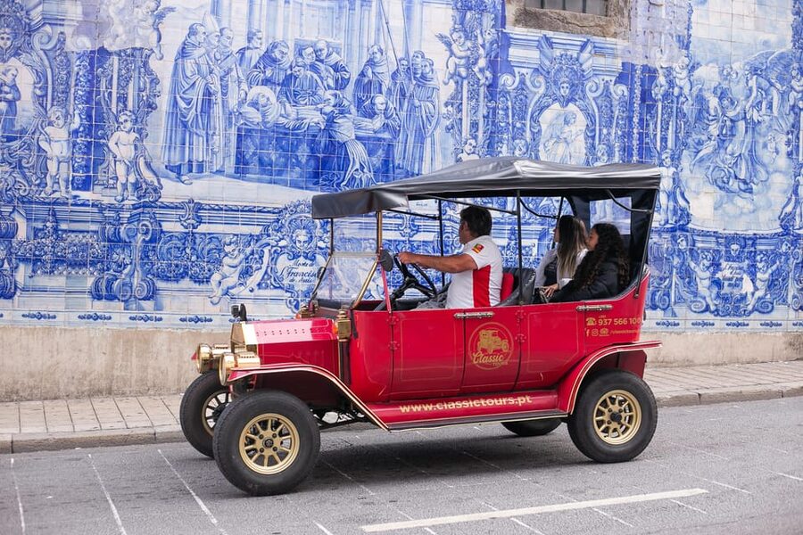 Tour Porto: Classic Adventure in Electric Tuk Tuk - Stop 1: Ribeira Narrow Streets and Douro River Views