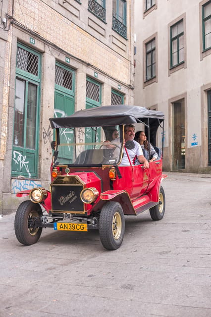 Tour Porto: Classic Adventure in Electric Tuk Tuk - Stop 3: Serra do Pilar for the Panoramic Switch-Up