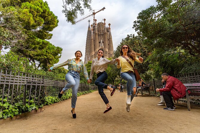 Tour Welcome Barcelona with Local Guide in Eco Tuk Tuk Private - Private Tuk Tuk Logistics: How Many People Fit and Why It Matters